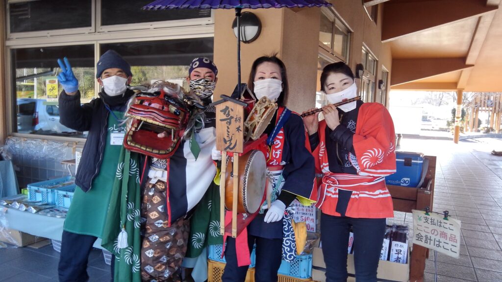 獅子舞の方々with軒下出店に来ていただいている乾物屋さん